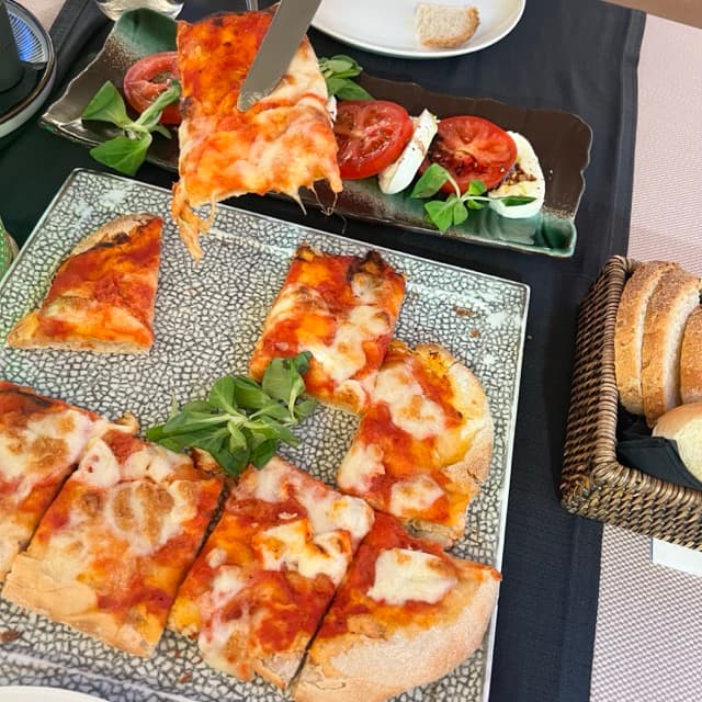 Simple Tomato Pizza